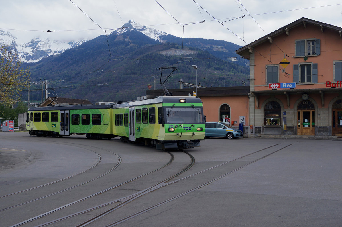 BVB/TPC: Regionalzug Bex - Villars-sur-Ollon mit dem Beh 4/8 92 vor der Abfahrt in Bex am 17. April 2017.
Foto: Walter Ruetsch  
