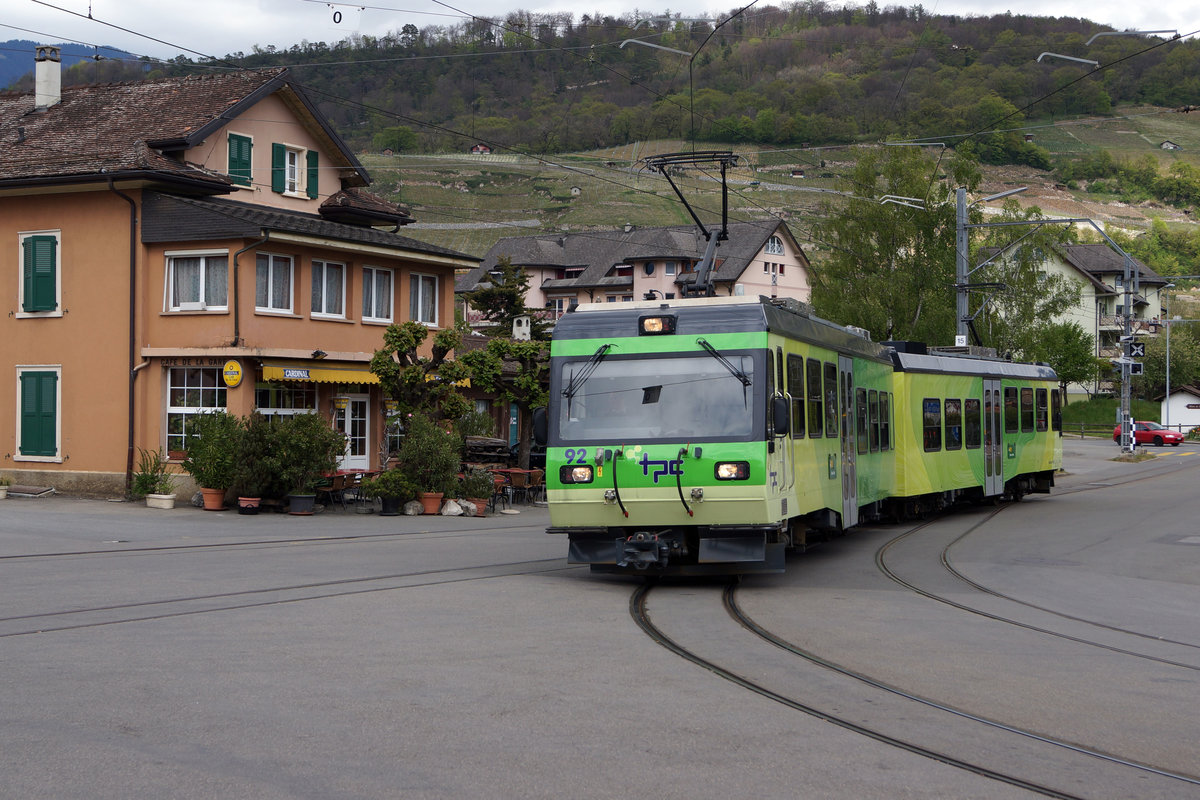BVB/TPC: Regionalzug Villars-sur-Ollon - Bex mit dem Beh 4/8 92 anlässlich der Einfahrt Bex am 17. April 2017.
Foto: Walter Ruetsch 