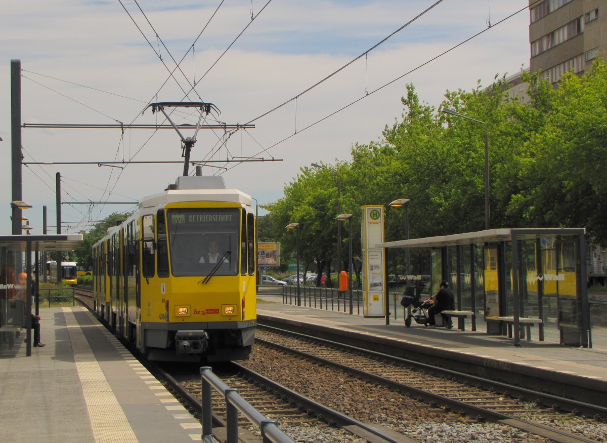 BVG 6004 auf Betriebsfahrt, am 02.06.2015 an der Haltestelle Beilsteiner Straße.
