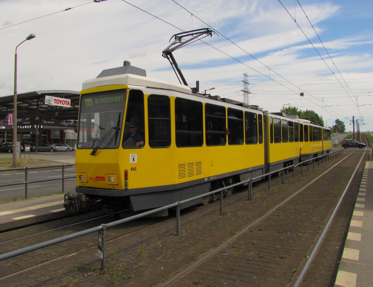 BVG 6012 + 6130 als Betriebsfahrt an der Haltestelle Rhinstraße.