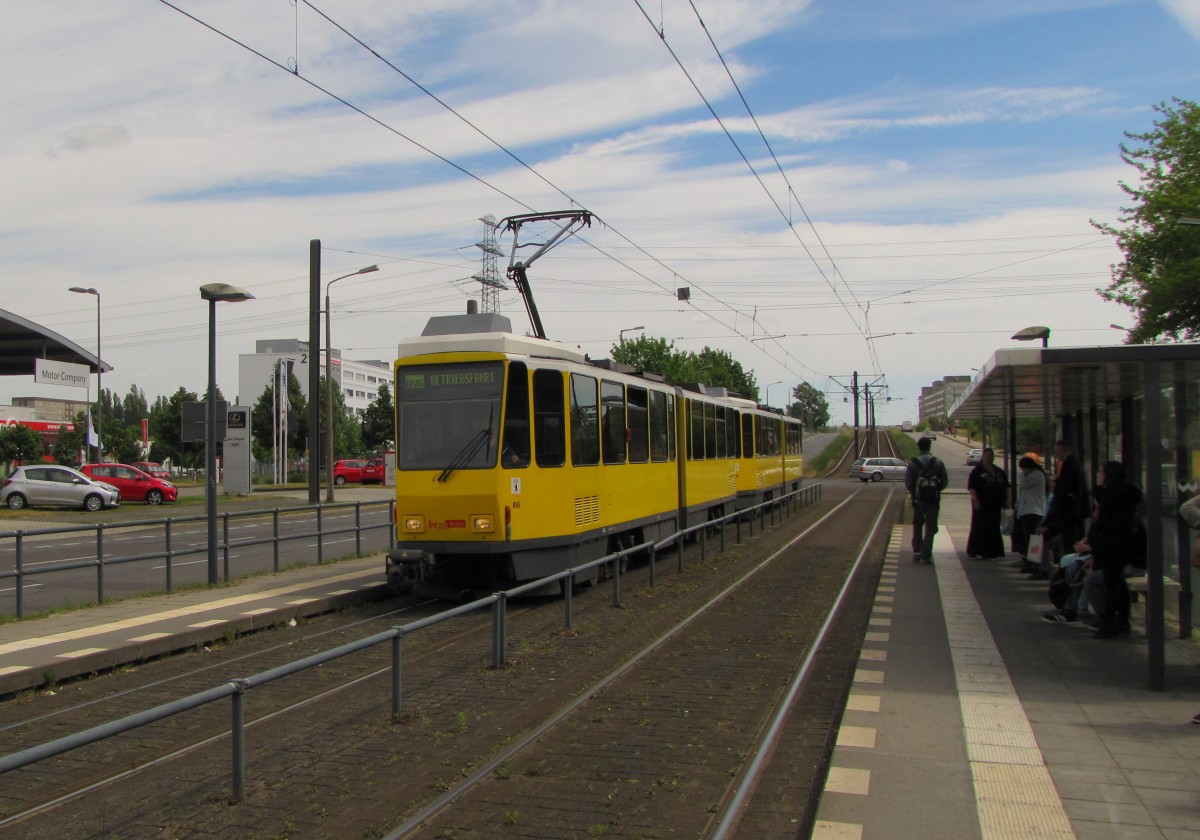 BVG 6012 + 6130 am 02.06.2015 als Betriebsfahrt an der Haltestelle Rhinstraße.