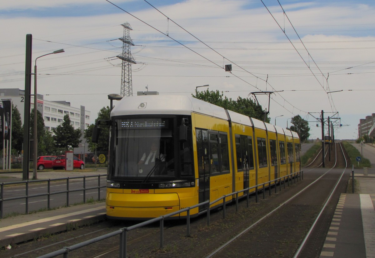 BVG 9006 als M8 von Ahrensfelde zum Nordbahnhof (S), am 02.06.2015 an der Haltestelle Rhinstraße.