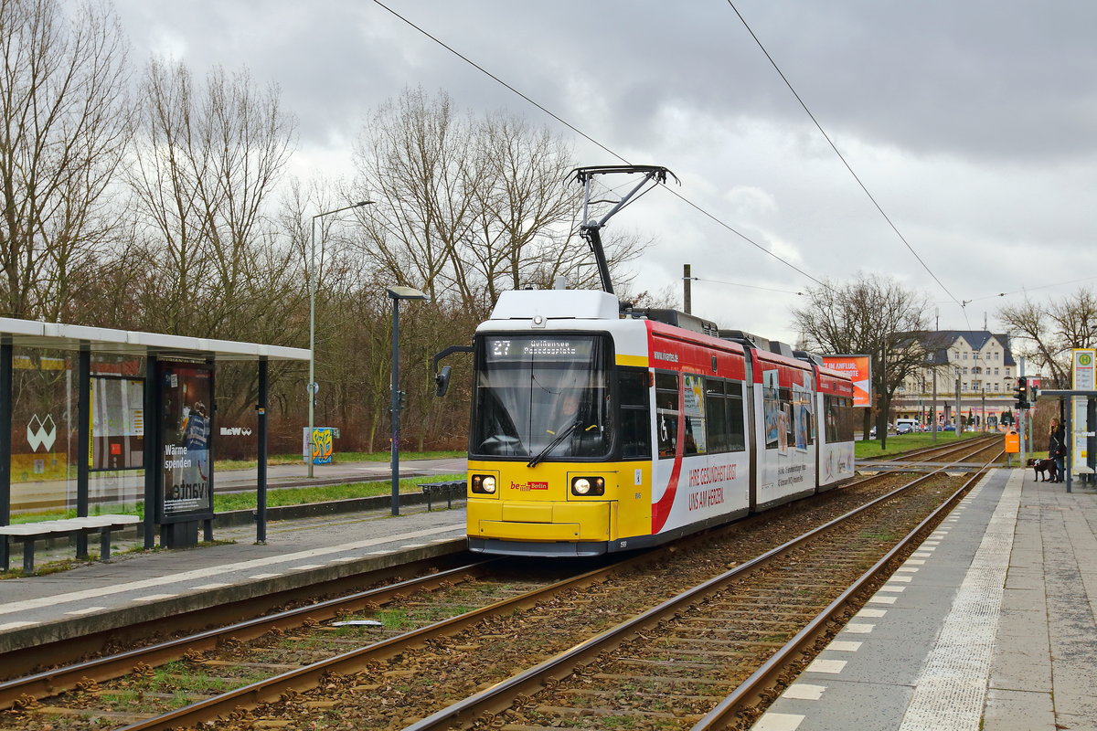 BVG Berlin, GT6N Nr. 1593 als Linie 27 nach Berlin Weißensee, Pasedagplatz  am 30. Janaur2018  in der Treskowallee / am Volkspark Wuhlheide in Berlin.

