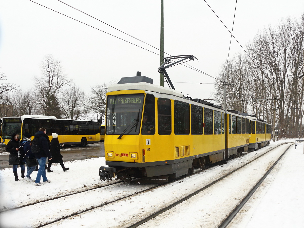 BVG Berlin, KT4D Nr. 6127 mit 6100 in der Wendeschleife der Station S-Bahnhof Schöneweide am 09. Februar 2021 als Linie M 17.