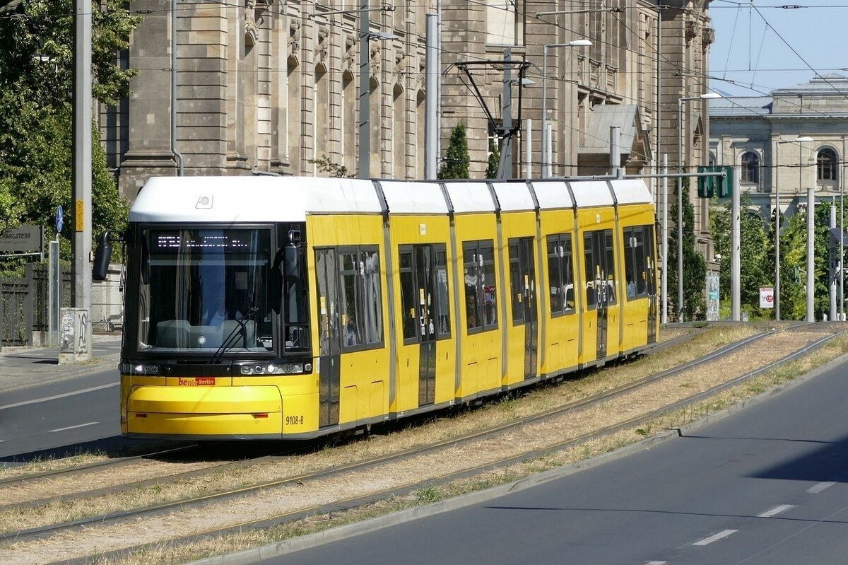 BVG Berlin mit Bombardier Flexity 9108, als Linie M10 entlang der Invalidenstaße und dem BMWI, Richtung Hbf. Berlin im August 2020. ['beBerlin']
