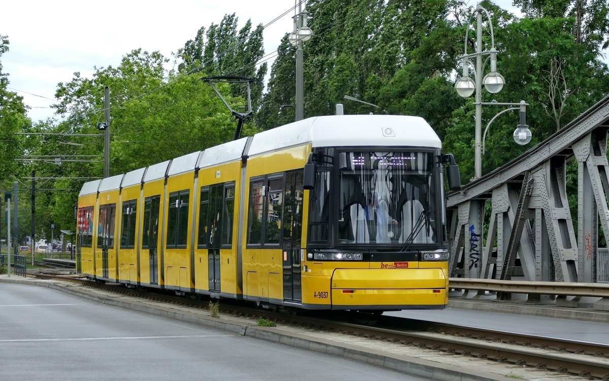 BVG Berlin, mit dem Bombardier Flexity (GT8-08), Wagen 'A-9037'. Hier als Linie 50, kurz vor dem überqueren der Bösebrücke, mit Fahrtziel Hst.Guyostraße. Berlin /Bornholmer Str. am 5.Juli 2020.