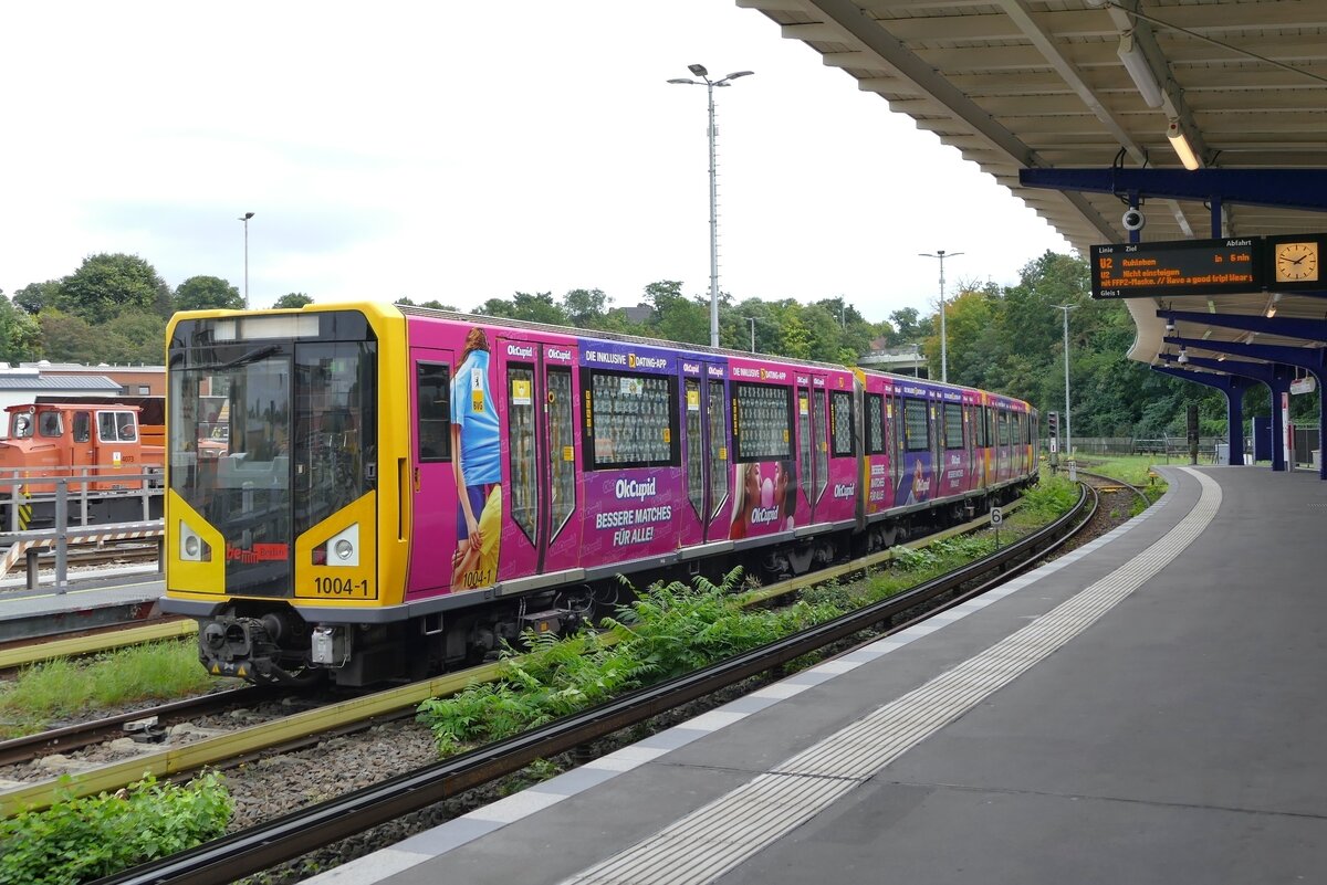 BVG Berlin mit HK Zug 1004-1. Abgestellt am Bahnhof ''Olympiastadion'' [BW Gru], Berlin im September 2021.