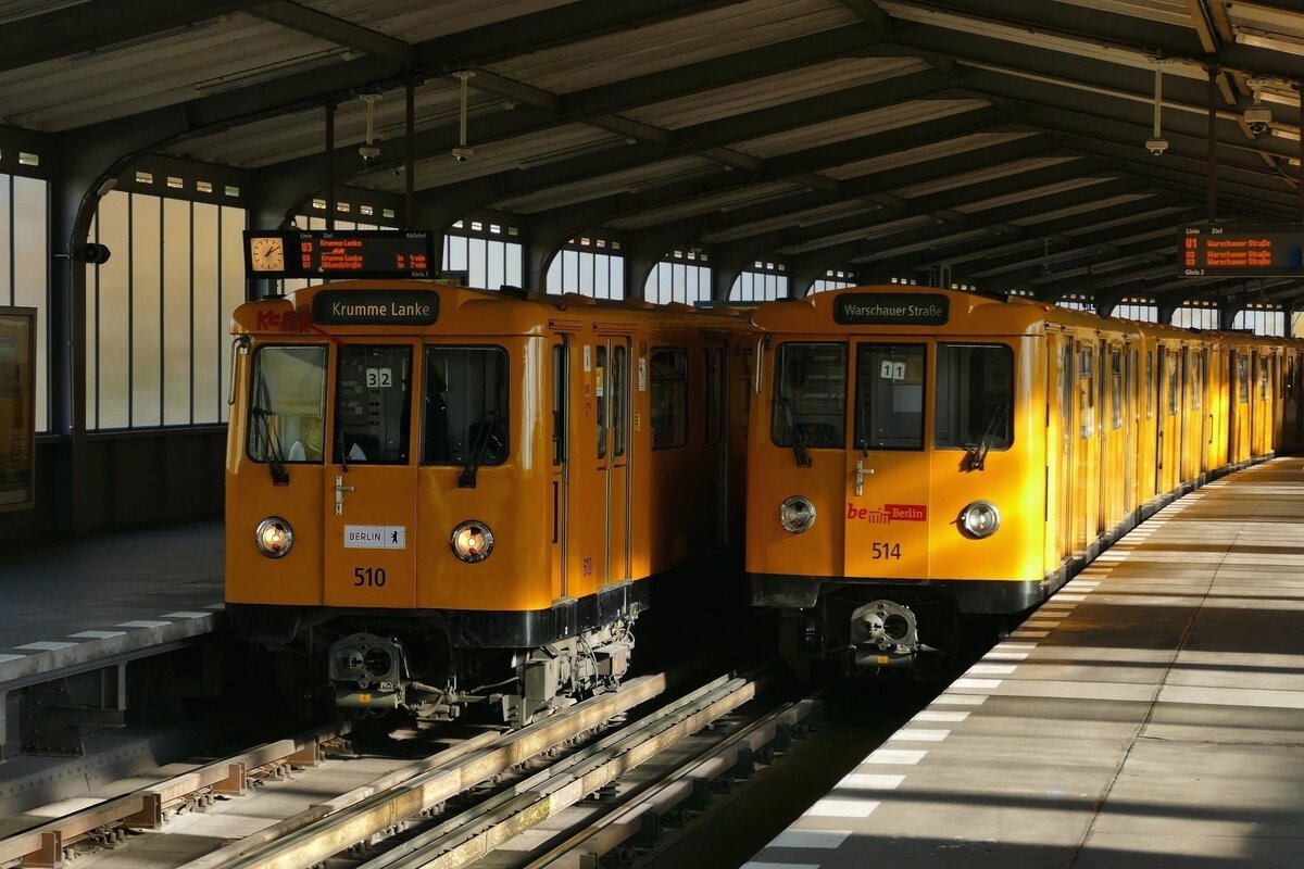 BVG Berlin, Treffen der Linien U3 und U1 am U Bahnhof Möckernbrücke, mit den A3E Fahrzeugen '510' & '514'. Berlin im Oktober 2021.