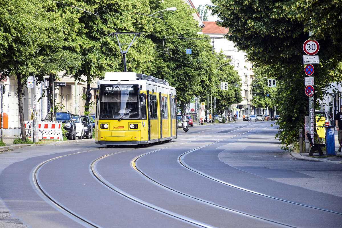 BVG Linie 21 Lichtenberg-Schöneweide - Baureihe Flexity Wagen 2210 - in der Boxhagener Straße, Berlin-Friedrichshain. Aufnahme: 8. Juni 2019.