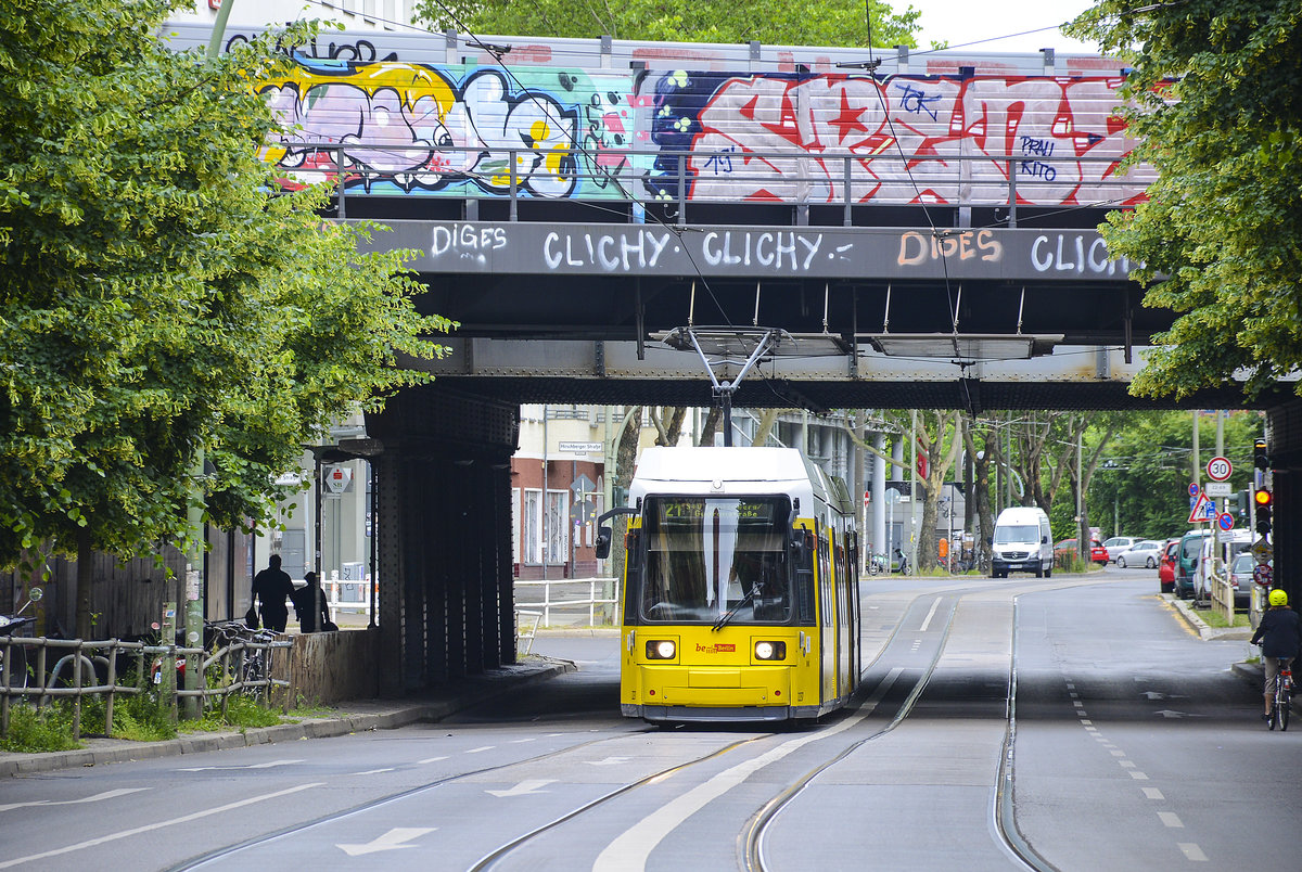 BVG Linie 21 Lichtenberg-Schöneweide - Baureihe Flexity Wagen 2237 - in der Marktstraße, Berlin-Friedrichshain. Aufnahme: 8. Juni 2019.
