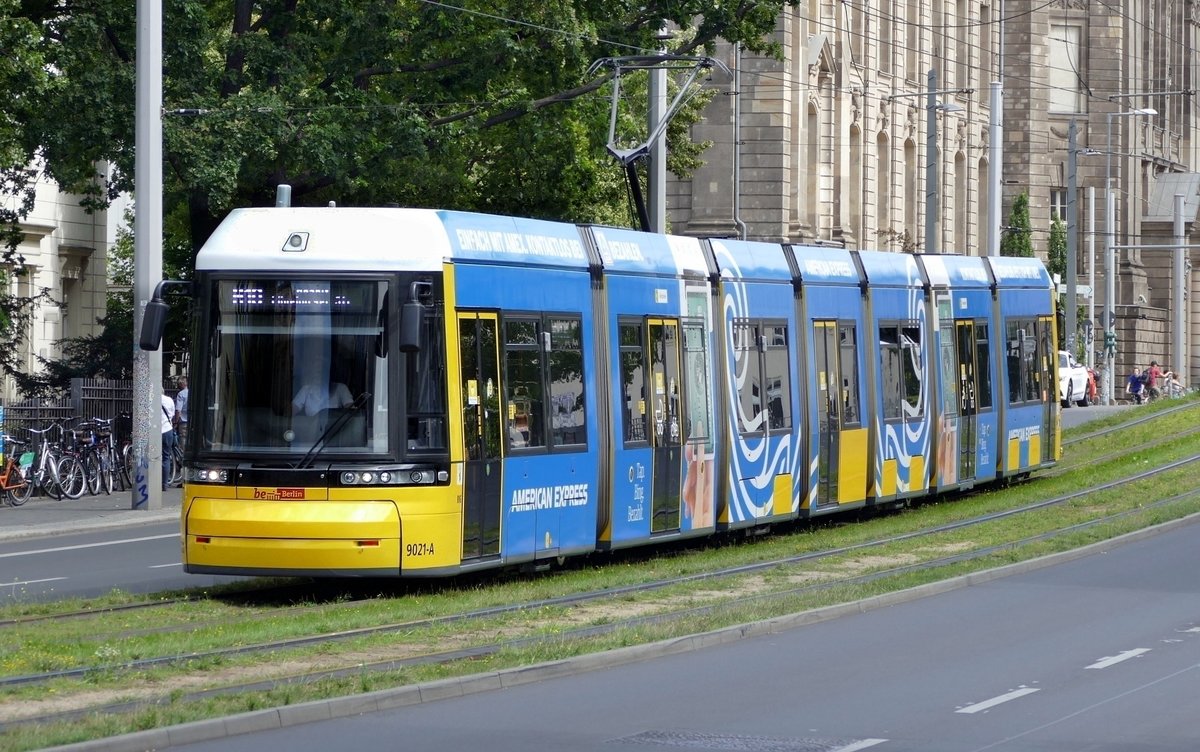BVG Linie M10 mit dem Bombardier Flexity (GT8N-ZRL), Tw '9021-A', hier in Berlin/ Invalidenstraße, Richtung Hauptbahnhof unterwegs, im Juli 2020.