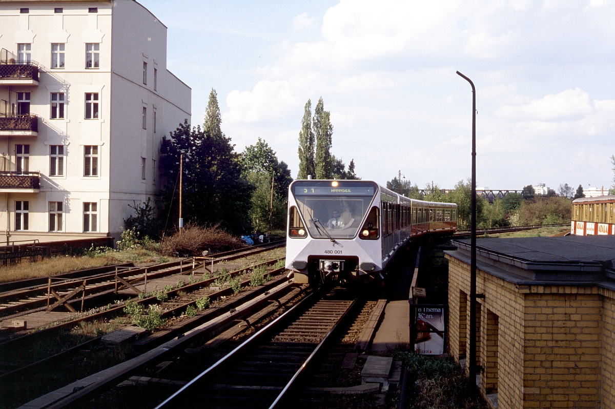 BVG-S-Bahn-Prototyp 480 001 im Oktober 1988 am Bahnhof Großgörschenstraße.