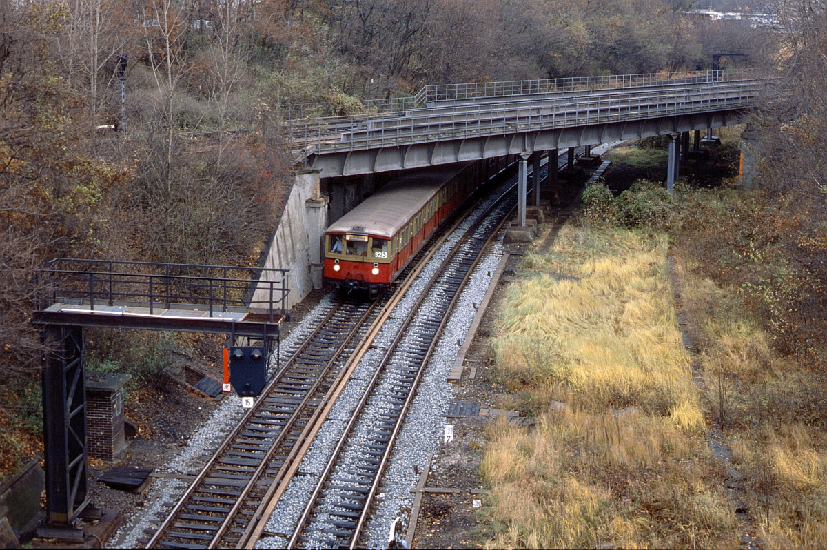 BVG-S2 von Frohnau nach Lichtenrade unterquert nahe Humboldthain den damals kaum befahrenen Innenring (Oktober 1988).