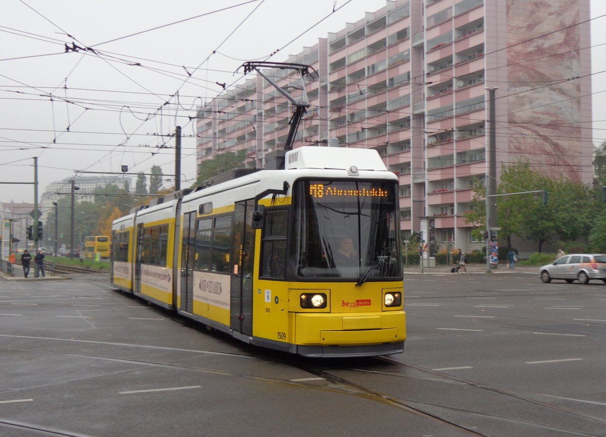 BVG Straenbahn 1509 am 12.10.13 als M8 Ahrensfelde auf der Kreuzung Mollstr./Otto-Braun-Str.