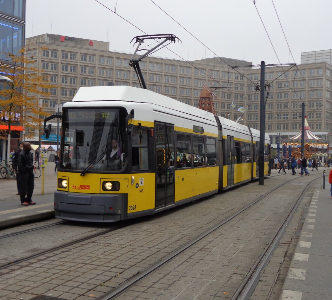 BVG Straßenbahn 2028 - Bombardier GT6-99 Zweirichtungsfahrzeug - am 12.10.13 als M5 Zingster Str. am Alexanderplatz