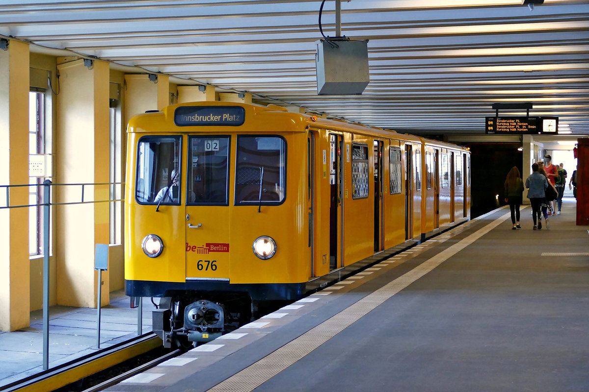 BVG U-Bahn '676' der U4 unterwegs, hier beim Halt in Berlin- 'Rathaus Schöneberg' im Juli 2017.