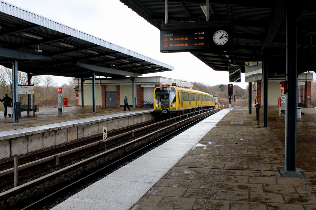 BVG U-Bahn Berlin: Linie U5 (Adtranz H01 5043-1) erreicht am 31. März 2015 den S- und U-Bahnhof Wuhletal.