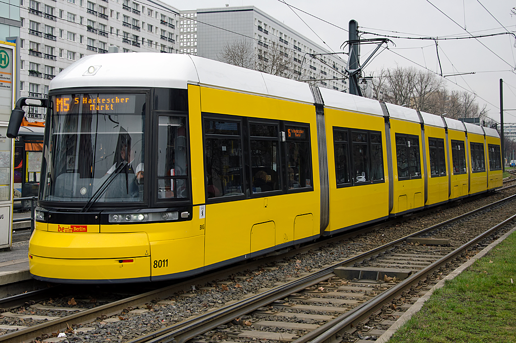 BVG Wagen 8011, Bombardier - FLEXITY Berlin ERL / F8E 7-teilig, 20.12.2013, Haltestelle Mollstraße