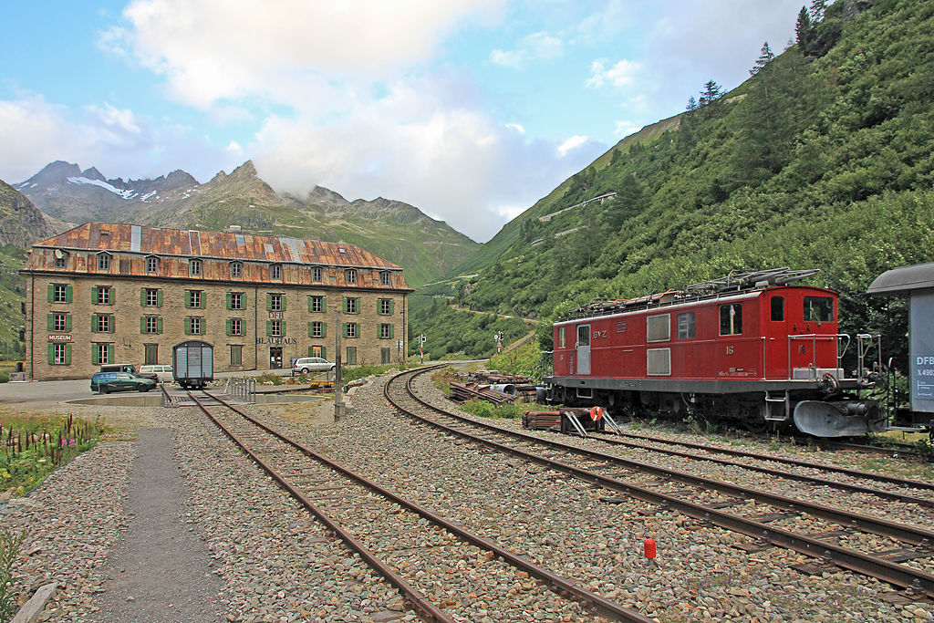 BVZ HGe 4/4 Nr. 16 steht während den Festivitäten zur 100 Jahre Feier Brig-Gletsch im Bahnhof Gletsch. Links das Blauhaus und die Drehscheibe, ganz hinten in der Mitte der Furkapass. Aufnahme während Velotour bei klirrender Kälte am 14. Aug. 2014, 19:46