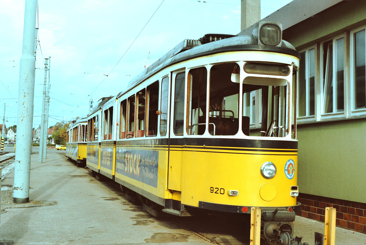 Bw Albplatz der Stuttgarter SSB: Hier waren oft noch Überreste von Straßenbahnwagen zu bewundern, so auch TW 920 der Serie DoT4 MF Esslingen (Herbst 1983).