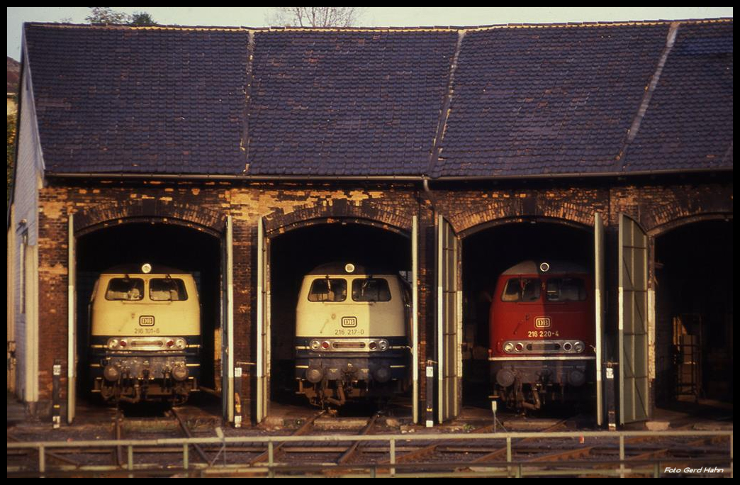 BW Bebra am 3.10.1990: Gleich drei Dieselloks der Reihe 216 geben sich im Rundschuppen ein Stelldichein: von links sehen wir 216101, 216217 und die altrote 216220.