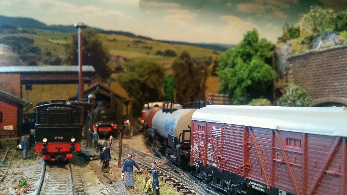 BW Birkenthal mit BR91.19,BR92 und vorbeifahrendem Güterzug