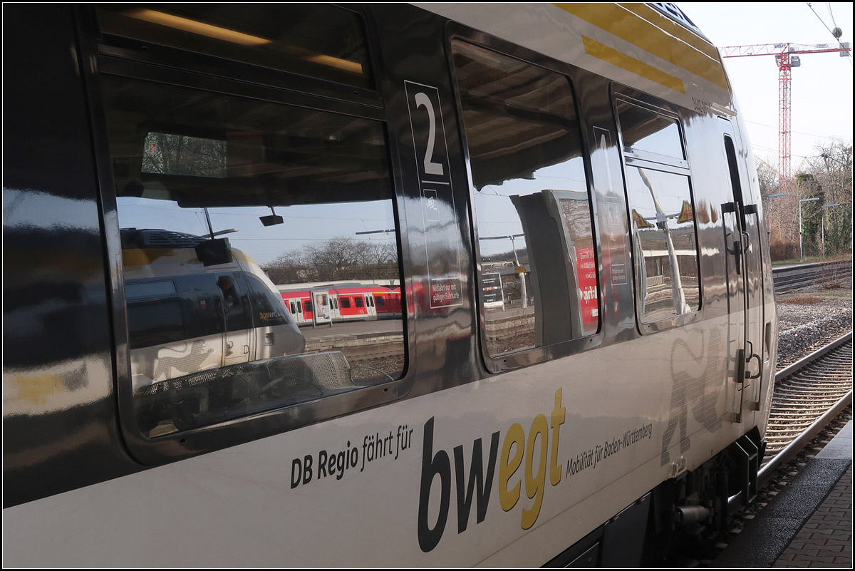 bw-egt -

... anstelle des 3-Löwen-Taktes. Zwei Talent 2-Züge und eine S-Bahn der Baureihe 430 im Bahnhof Stuttgart-Bad Cannstatt. Der gespiegelte Zug kam aus Schwäbisch Hall-Hessental. Obwohl er zum Hauptbahnhof weiterfuhr, hieß es  kein Einstieg.  

Der Baukran im Hintergrund gehört zur Baustelle der neuen Bahnbrücke über den Neckar.

24.01.2018 (M)