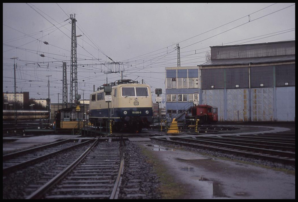 BW Hamburg Eidelstedt am 1.4.1994: 111030 auf Drehscheibe