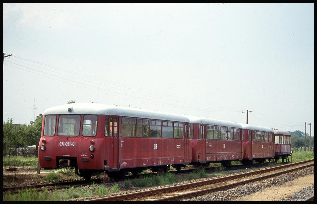 BW Jerichow am 20.5.1993: Eine dreiteilige VT Einheit mit BW 971051 vorne. Dahinter steht
ein alter Beiwagen mit der Bezeichnung Bgn 190832 der DR.
