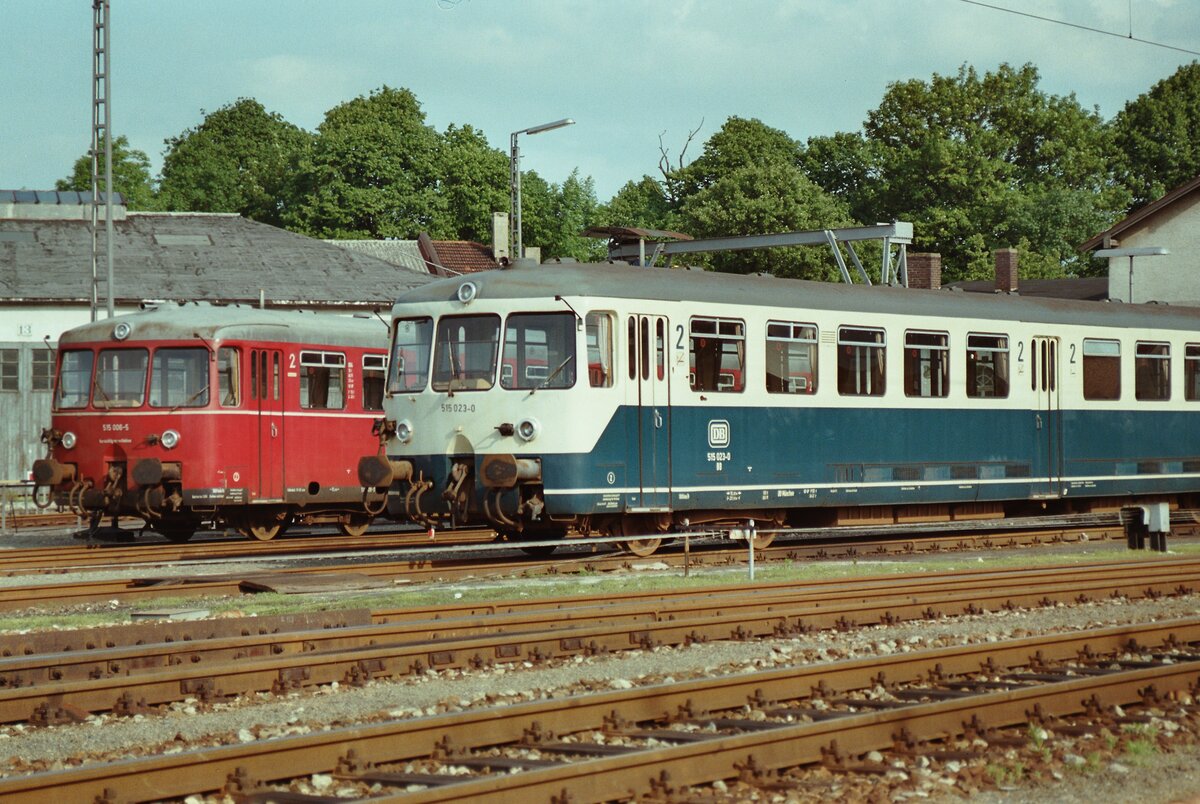 Bw Nördlingen, vorn auf dem Foto der DB-Akkuzug 515 023-0.
Sommer 1984