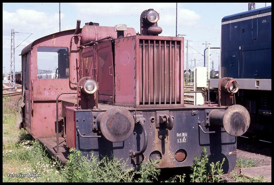 BW Rbf Mannheim: Am 25.5.1990 traf ich zwischen modernen Loks auch noch diese alte Köf II mit der Nr. 323657 dort an.