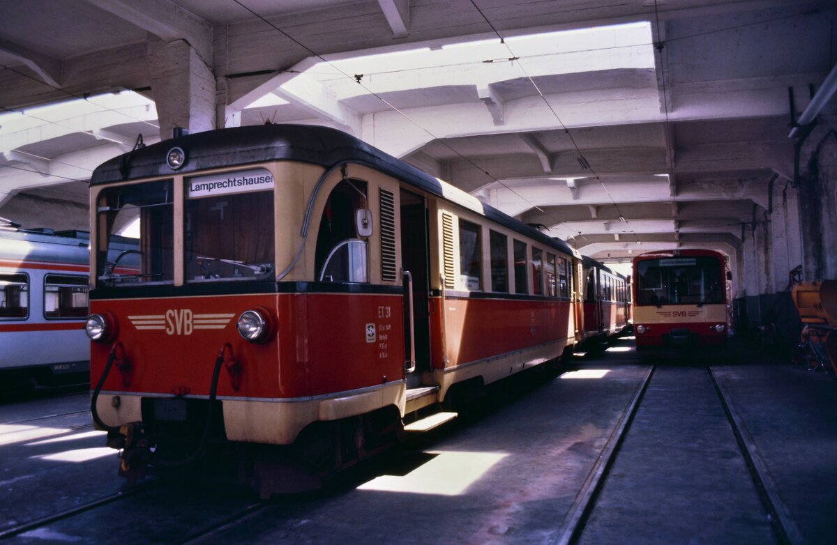 Bw der Salzburger Lokalbahn: Vorne ET 31, rechts daneben schon die neuen Züge, 03.08.1984.
