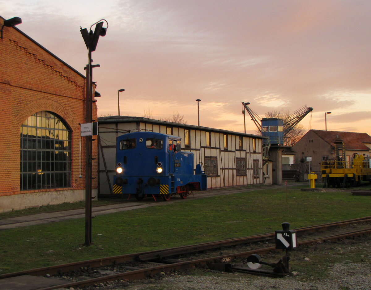 BWARN 102 965-1 am 10.12.2016 bei der Eisenbahnweihnacht am Bw Arnstadt historisch.