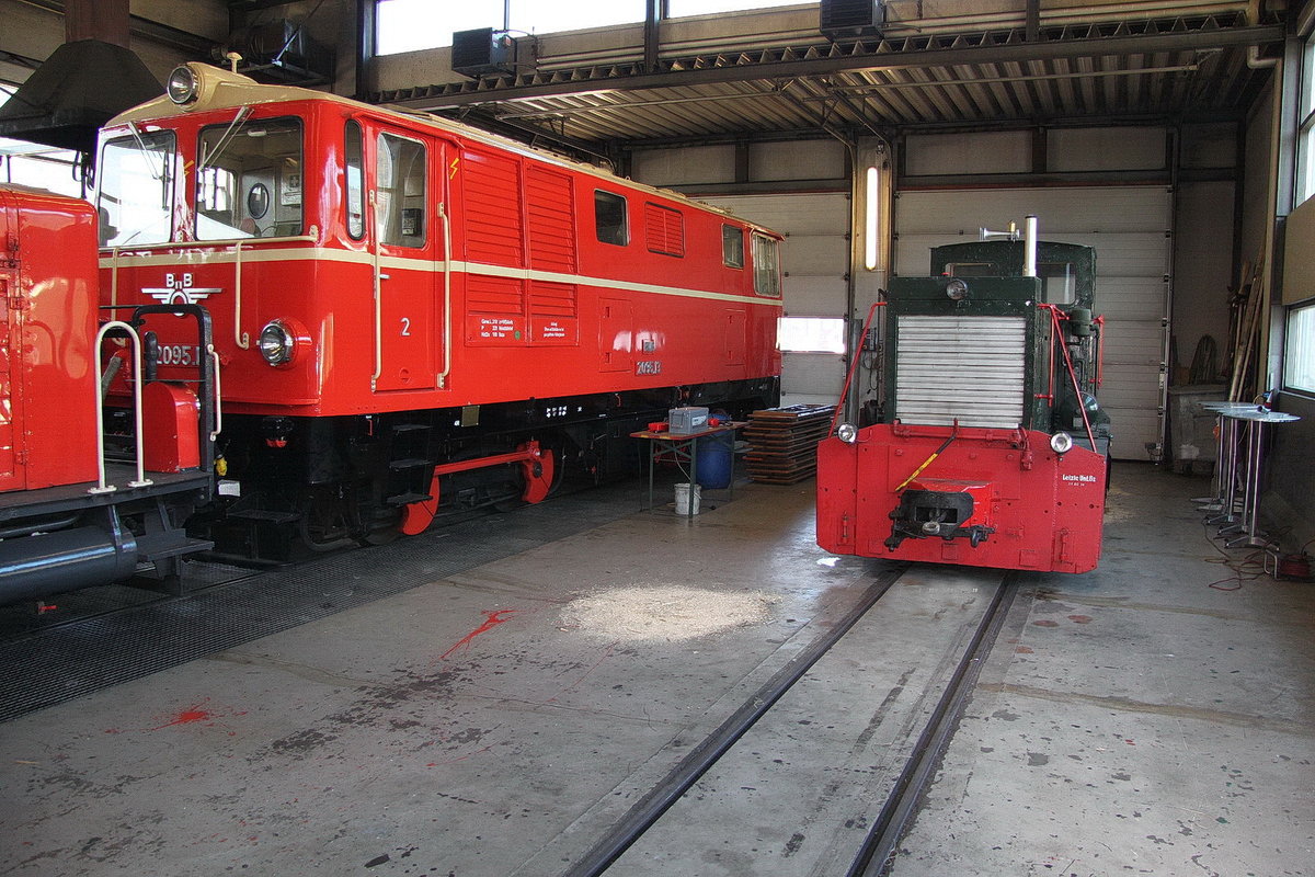 BWB Diesellok D4 2095.013 im Bezauer Lokschuppen.Rechts die kleine Diesellok D1  Hilde  30.09.18