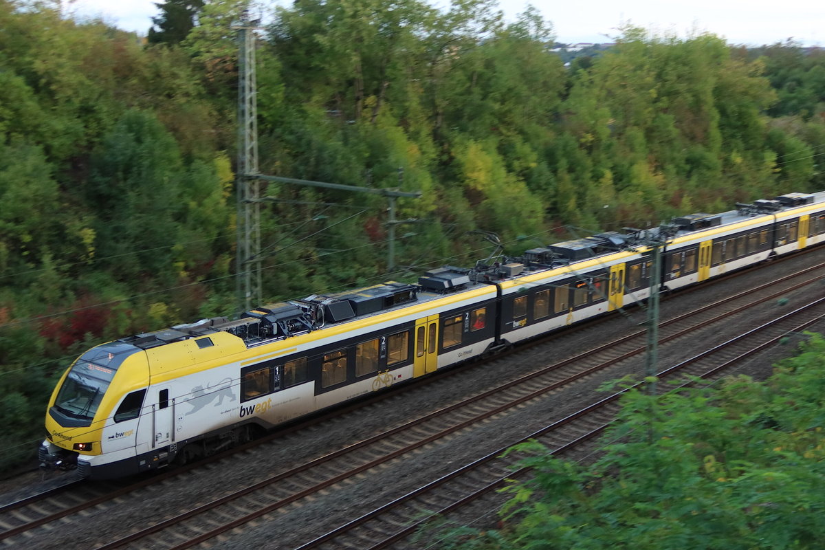  bwegt  war auch der Fotograf, um zumindest den Kopf des sechsteiligen Flirts bei 1/160 s Belichtungszeit durch Mitziehen einigermaen scharf auf den Sensor zu bekommen. Um 19:30 Uhr war es am 6. Oktober 2020 schon recht dunkel, als der Triebzug von Go Ahead seinem nchsten Halt in Ludwigsburg zustrebte. 