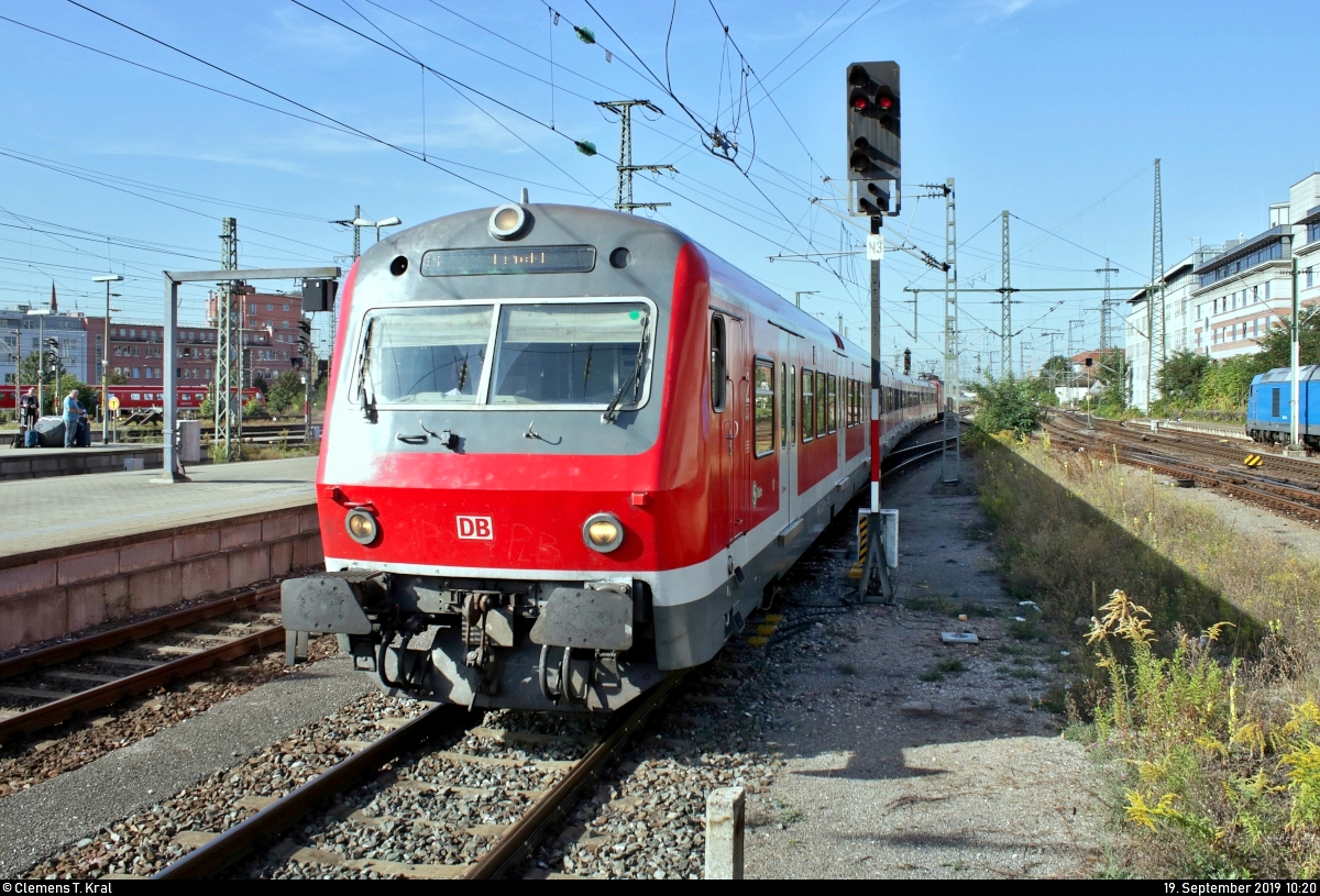 Bxf 796 mit Schublok 143 970-2 der S-Bahn Nürnberg (DB Regio Bayern) als S2 von Schwabach nach Feucht erreicht Nürnberg Hbf auf Gleis 3.
Aufgenommen am Ende des Bahnsteigs 2/3.
[19.9.2019 | 10:20 Uhr]