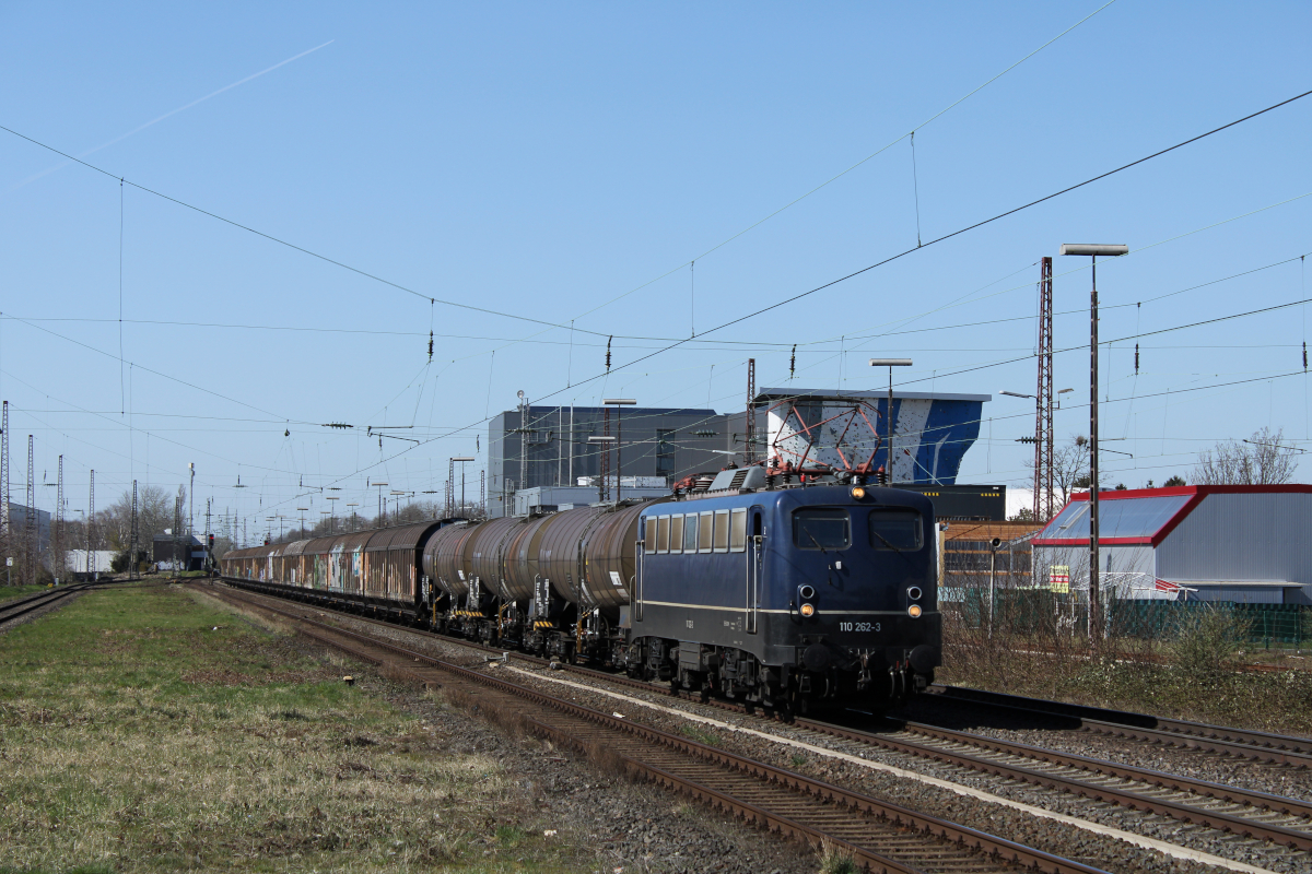 BYB 110 262 fährt mit dem Henkelzug durch Hilden nach Gunzenhausen. Am 29.03.2021
