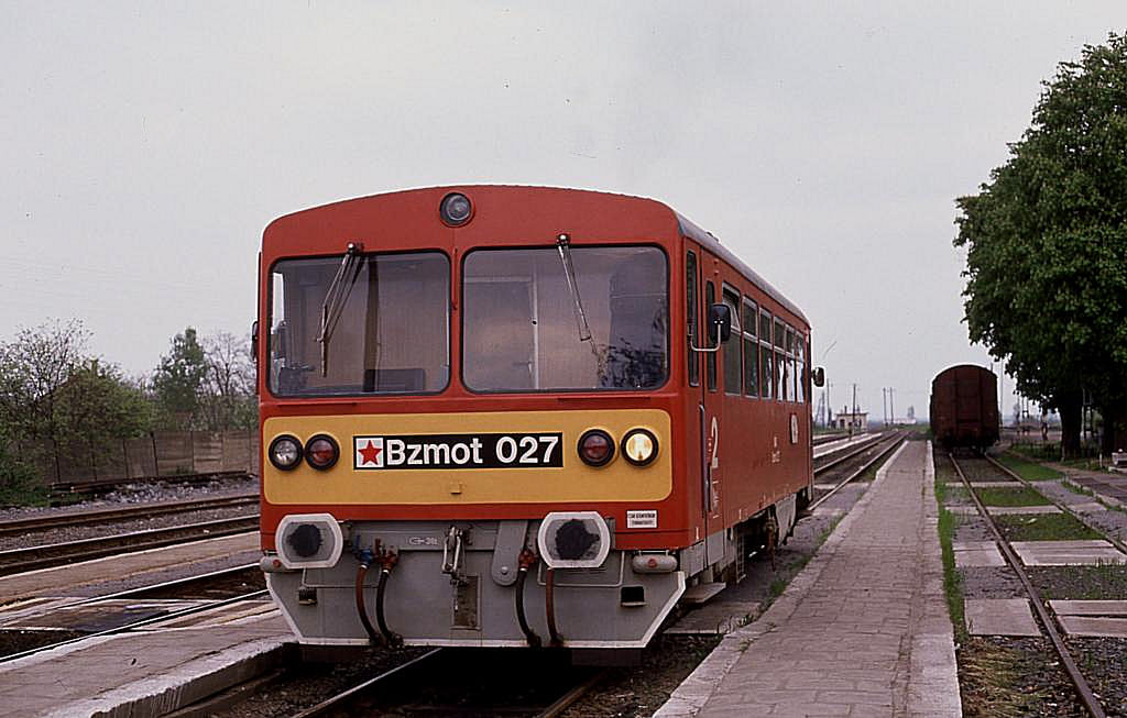 Bzmot 027 hat nach Ankunft in Tiszaf�red abgekuppelt und steht nun am 
15.4.1989 solo am Bahnsteig in der Puszta.