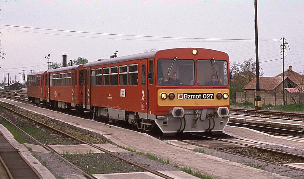 Bzmot 027 der MAV fhrt am 15.4.1989 dreiteilig um 15.44 Uhr 
in Tiszafred ein.