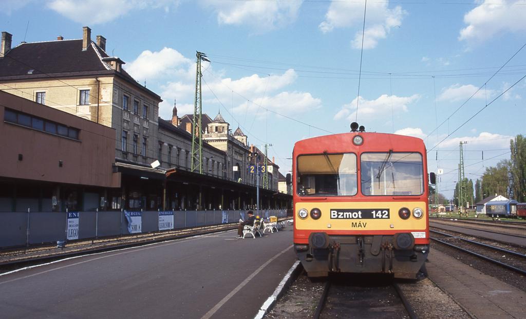 Bzmot 142 steht am 21.4.1998 am Bahnsteig im Hauptbahnhof der 
ungarischen Stadt Pecs.