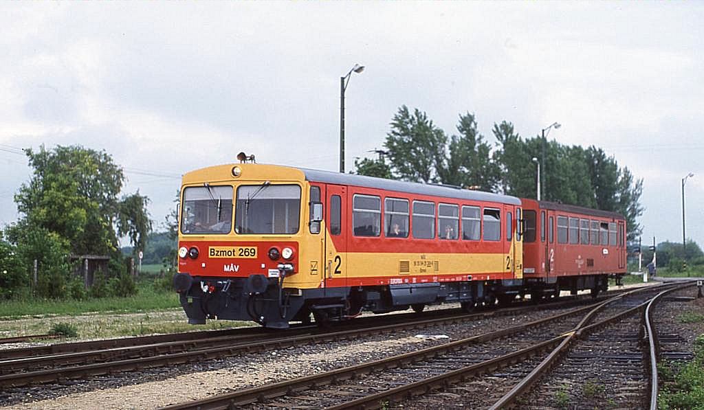 Bzmot 269 fhrt am 14.5.1999 in Hegyfalu aus Csorna kommend ein und fhrt w
wenig spter in Richtung Szombathely weiter.
