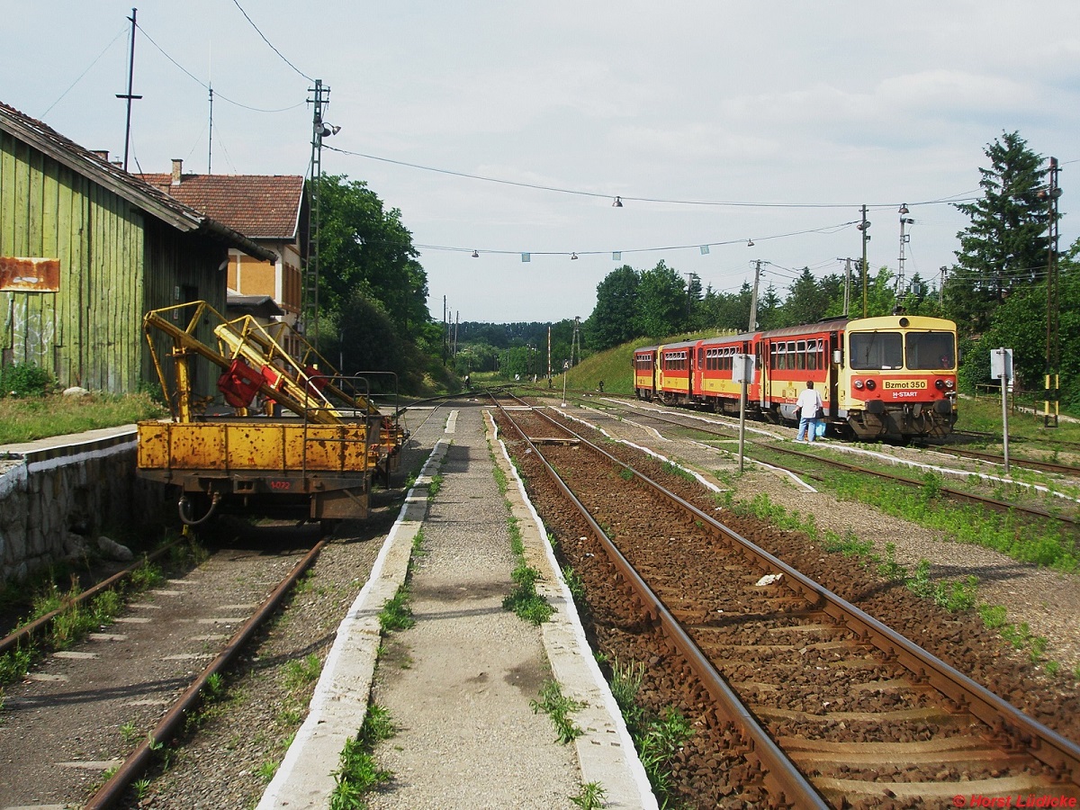 Bzmot 350 ist im 10.06.2011 aus Balassagyarmat kommend in Diosjenö eingetroffen in wird in Kürze weiter nach Vac fahren