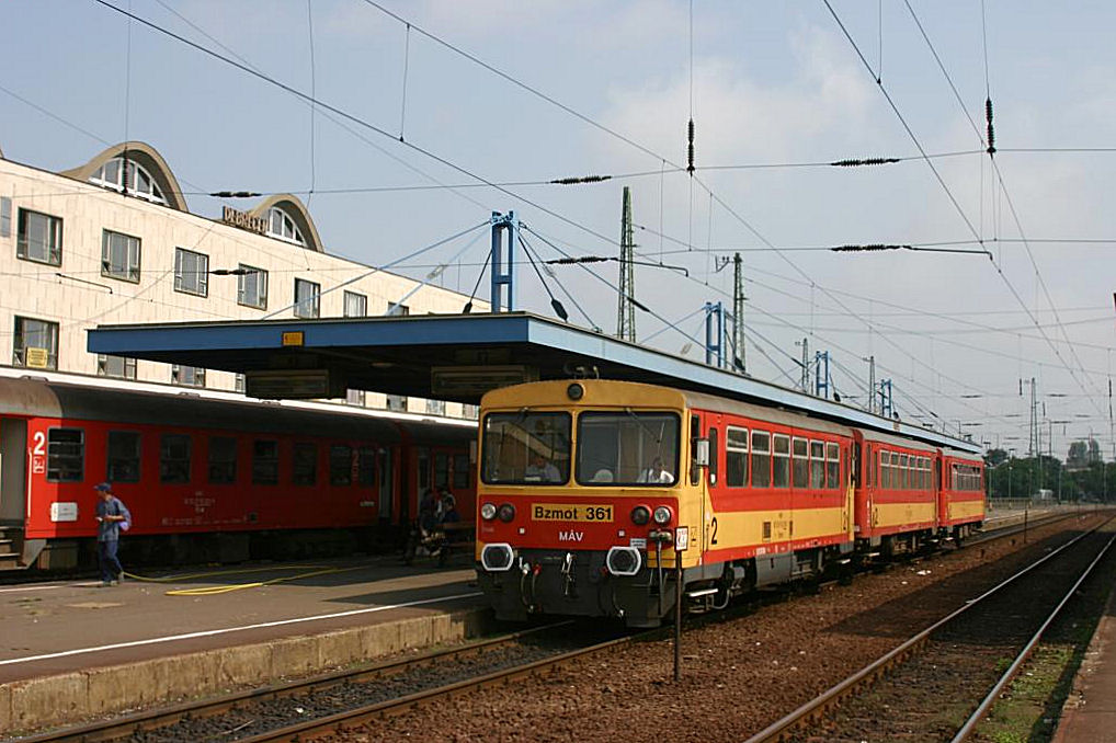 Bzmot 361 steht als dreiteilige Einheit am 25.8.2005 am Bahnsteig im Hauptbahnhof
von Debrecen.