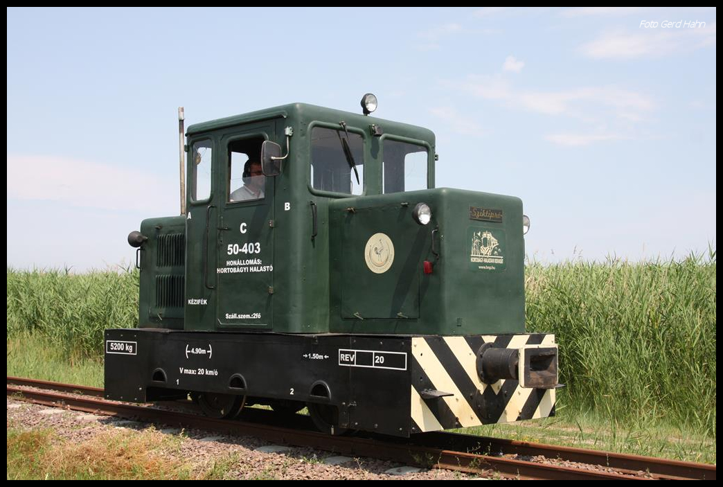 C 50-403 der Hortobagy - Halastvi Kisvasut bzw. Hortobágy Narrow Gauge Railway am 26.6.2017 beim Umsetzen im Endbahnhof im Hortobágyi Nemzeti Park.