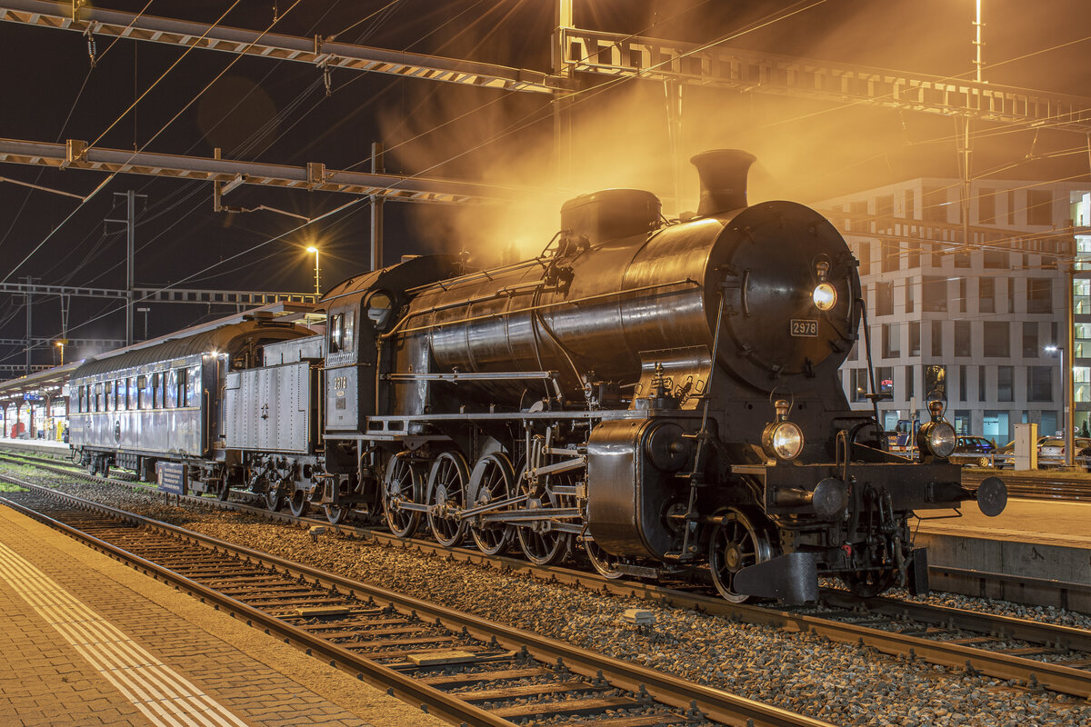 C 5/6 2978 ist wieder  zuhause  angekommen. Nach der langen Reise macht sie einen kurzen Halt auf Gleis 4 in Brugg AG, bevor es ins Depot geht, aufgenommen am Abend des 02.04.2022.