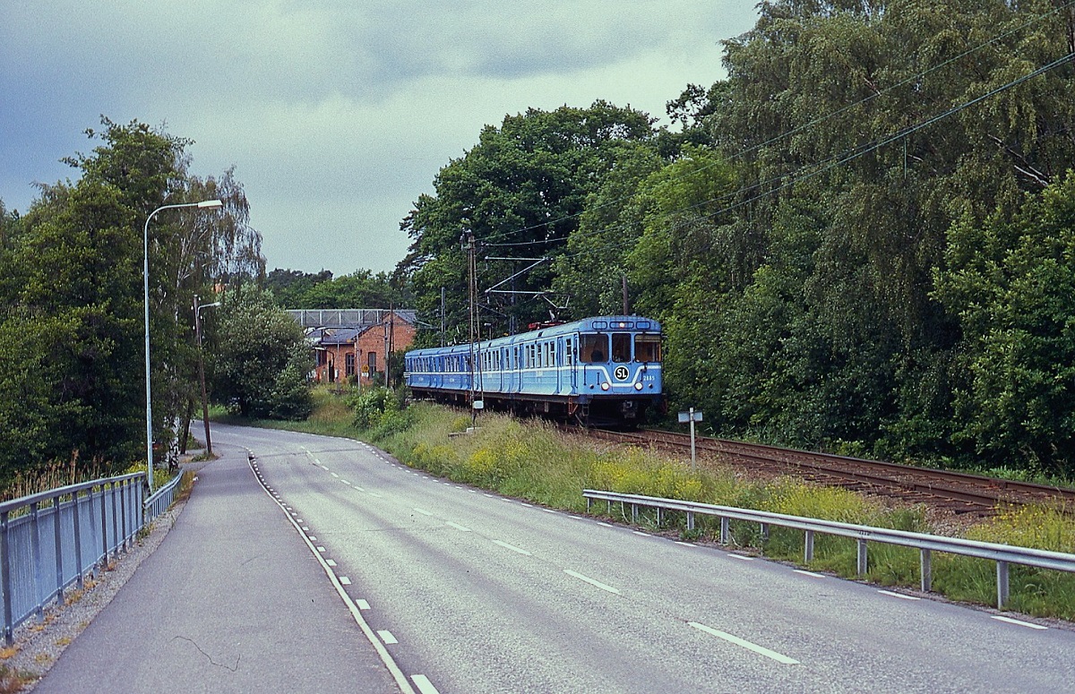 C10 2885 der Saltsjöbanan ist im Mai 1988 von Slussen in Richtung Saltsjöbaden unterwegs