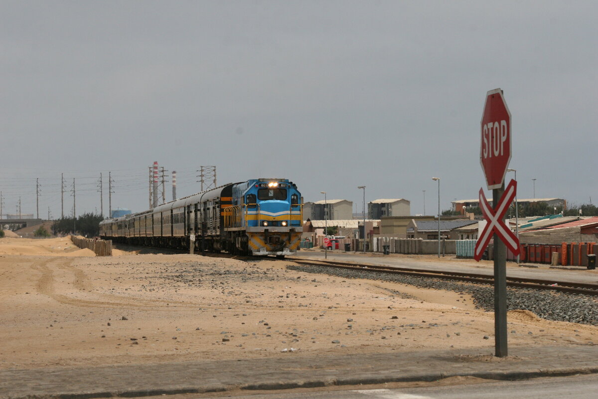 C23emp-601 leads Rovos Rail back home from Walvis bay on the way to Windhoek.