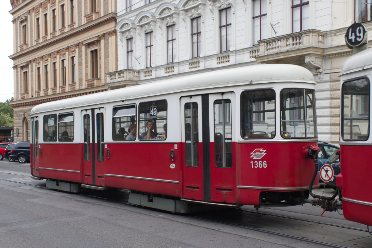 c4 1366 gezogen von E1 4552 auf der Linie 49 am Schmerlingplatz, 27.06.2017