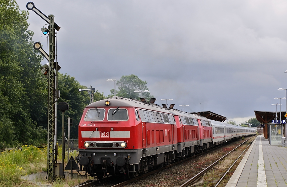 Ca. 8.000 PS geballte Dieselpower (mit entsprechendem Sound): 218 380-4 + 218 ... + 218 307-7 verlassen mit dem IC 2310 am 05.07.2019 den Bahnhof Niebüll in Richtung Westerland
