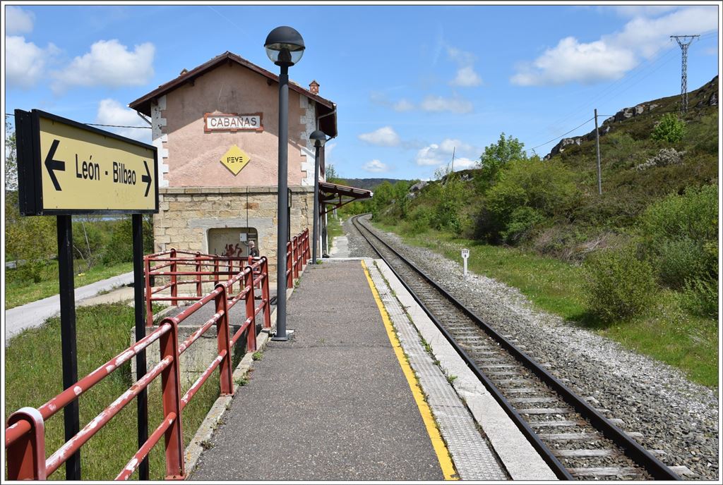 Cabañas de Virtus ist ein einsamer gut gepflegter Bahnhof an der Schmalspurstrecke von Bilbao nach León. Hier einen Zug anzutreffen gleicht einem sechser im Lotto. 1990 stillgelegt, wurde die Strecke nach Protesten der Bevölkerung saniert und 2003 wieder in Betrieb genommen. Seither weist die Strecke auf der Gesamtdistanz von 330km 1(!) Zugpaar pro Richtung und Tag auf. 2013 wurde der FEVE Konzern der RENFE einverleibt und Ausbauten, wie die letzten zwei Kilometer in León ruhen seither. (22.05.2016)